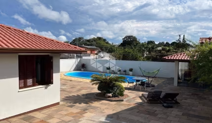 Casa com três dormitórios no Desvio Rizzo