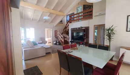Casa com 4 dormitórios e piscina no Desvio Rizzo