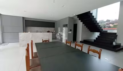 Casa com 4 suítes, 4 vagas garagem e piscina no Salgado Filho