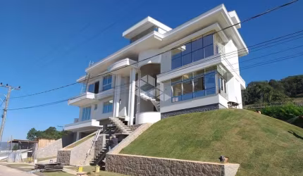 CASA COM 4 QUARTOS E 3 SUITES NA PEDRA BRANCA