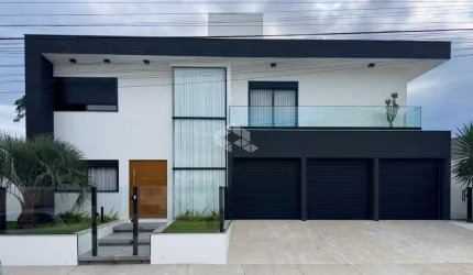 Casa nova com piscina a venda em Palhoça