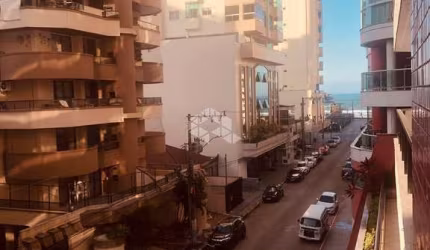 Apartamento todo reformado na Meia Praia com 3 dormitórios sendo 1 suíte