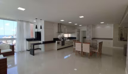 Apartamento Mobiliado e Sofisticado a Poucos Passos do Mar no Edifício Província di Vicenza em Meia Praia, Itapema