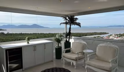 Cobertura em Biguaçu, com vista para o rio.