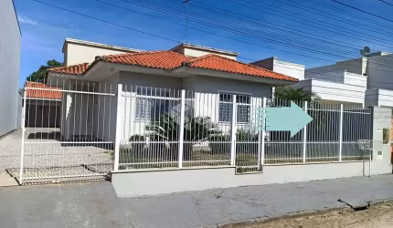 Casa em Tijucas com 3 dormitórios, edícula nos fundos com 90m2