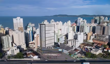 Apartamento alto padrão na meia praia com 03 suites e 02 vagas de garagem e 138,8 metros privativos