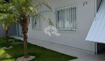 Casa localizada em Porto Belo bairro Balneário Perequê com 04 dormitórios, 02 banheiros e 04 vagas de garagem
