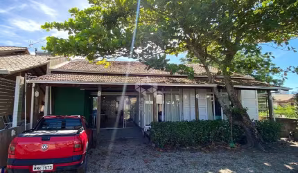 Casa em bombinhas bairro Canto Grande com 4 Dormitórios sendo 2 Suítes e amplo espaço interno