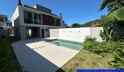 Casa próximo ao mar com 3 suítes com sacada em Porto belo.