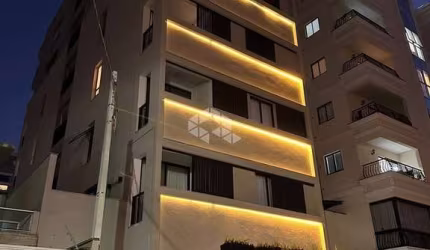Apartamento com 2 suítes e móveis planejados em Porto Belo.