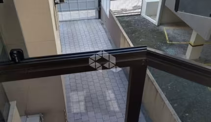 Apartamento próximo ao mar mobiliado, com dois dormitórios sendo 1 suíte.