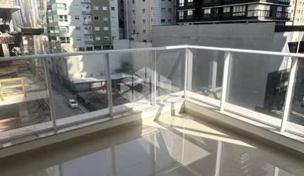 Apartamento diferenciado na Meia Praia em Itapema com 3 suítes e 3 vagas de garagem