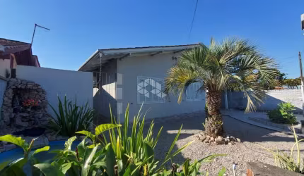 Casa com piscina no centro de tijucas com 02 dormitórios amplo espaço interno por apenas R$850.000,00