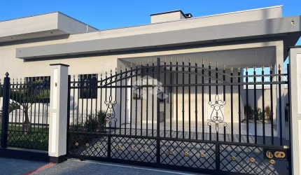 Casa em Tijucas, 3 quartos sendo um suíte, sala de estar e jantar integradas, lavanderia, garagem coberta para 2 carros