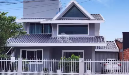 Casa em alvenaria no Bairro Perequê em Porto Belo, com 4 dormitórios sendo 3 suítes