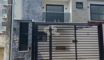 Sobrado em Itapema,  bairro Morretes com 130m² privativos e 170m² totais, 2 vagas e 3 quartos sendo 1 suíte, 1 demi e churrasqueira a carvão