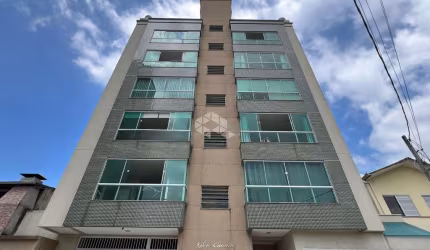 Apartamento com dois dormitórios sendo 1 suíte na Meia Praia , com 1 vaga de garagem , mobiliado