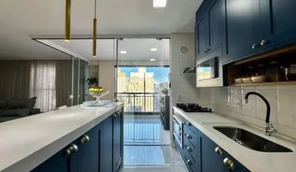 Apartamento com 3 suítes e 2 vagas de garagem ne Meia Praia