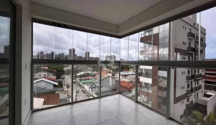 Apartamento no Perequê, com duas suítes e 1 vaga de garagem.