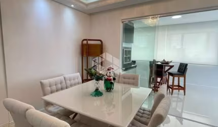 Apartamento com 3 suítes e 3 vagas de garagem no Centro de Itapema.