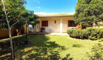 CASA PLANA COM TRÊS DORMITÓRIOS