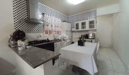 Casa 2 dormitorios, sala de estar, cozinha, 1 banheiro socia, garagem coberta para 3 carros, pátio murado e gradeado e portão eletrõnico.