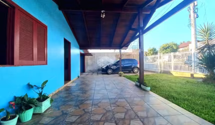 Casa 3 dormitórios, sala, cozinha, garagem fechada, terreno murado e gradeado.