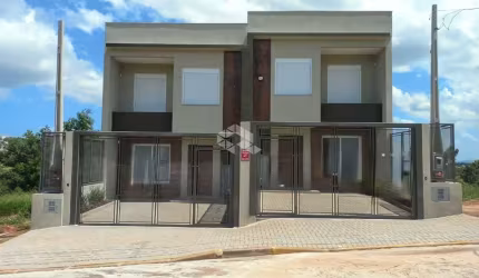 Casa com 3 dormitórios sendo um suíte com sacada, sala estar,jantar vaga para 2 carros aceita financiamento bancário, FGTS.