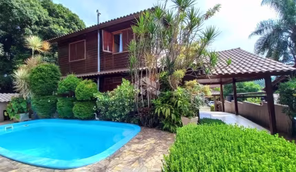 Casa sobrado em madeira nobre, 3 dormitórios, 3 banheiros, sala, cozinha, Dois Irmãos,
