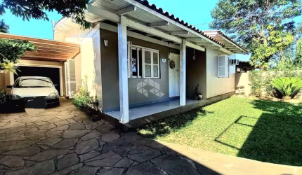 Casa plana com 2 dormitórios, 1 banheiro, sala, cozinha, lavanderia, garagem para 2 carros, aceita financiamento bancário, FGTS.