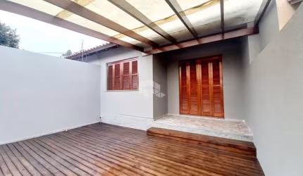 Casa com 2 dormitórios, sala e cozinha integradas, 1 banheiro social, 1 vaga de garagem, aceita financiamento e FGTS.