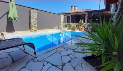 Casa com piscina e área de festas, localizada no bairro Centenário, Jaraguá do Sul.