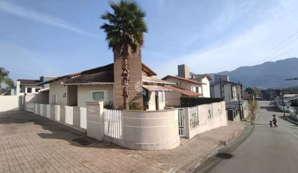 Casa 1 suíte + 2 quartos/dormitórios no Bairro Ilha da Figueira em Jaraguá do Sul SC