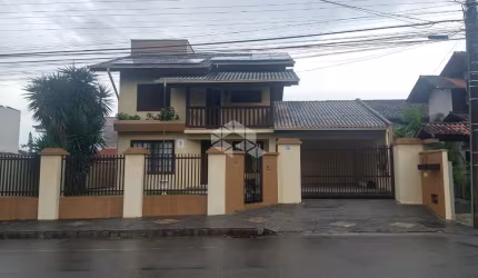 Casa 1 suíte + 2 quartos/dormitórios no bairro Água Verde em Jaraguá do Sul