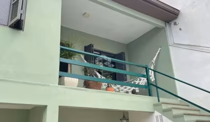Sobrado com 3 dormitórios, sala ampla, 2 banheiros e cozinha