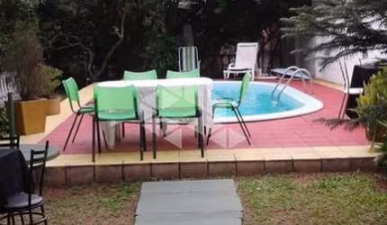 Casa 4 dormitórios junto ao Menino Deus