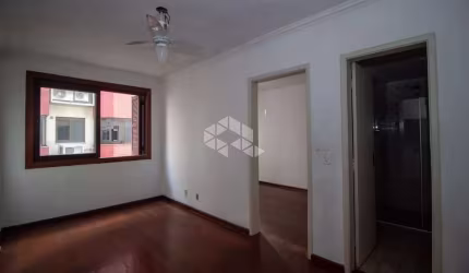 Apartamento com 01 quarto , ampla sala, banheiro e com vaga de garagem.