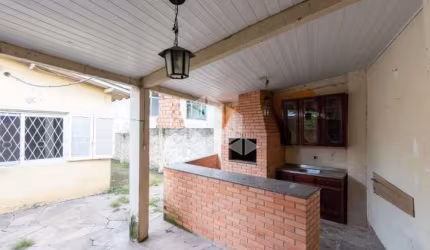 Casa 03 dormitórios e amplo pátio com churrasqueira