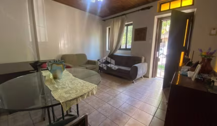 Casa Residencial de 02 dormitórios no bairro Menino Deus