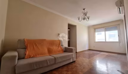Apartamento reformado com dois dormitórios, elevador e garagem no bairro Sarandi em Porto Alegre