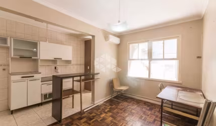 Apartamento de 1 dormitório com churrasqueira e pátio no Menino Deus !