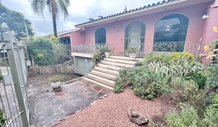 Casa com 3 dormitórios semi mobiliada, com Pátio