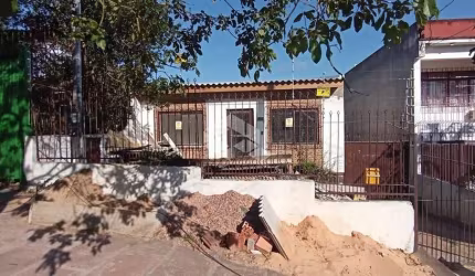 Linda Casa toda em processo de reforma, com 3 dormitórios e pátio amplo.