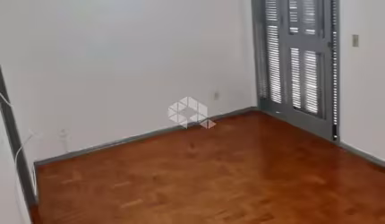 Apartamento JK no bairro Santana Porto Alegre, térreo com pátio