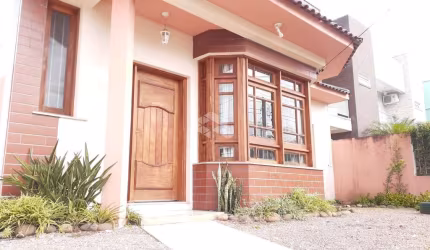Casa com 05 dormitórios à venda.