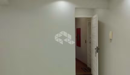 Apartamento de 02 dormitórios com dependência.