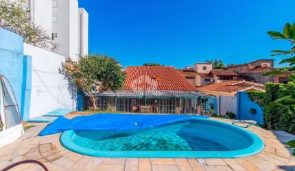 Casa com jardim amplo e piscina no Cristal