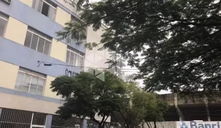 Baixou o preço.Apartamento tipo casa (térreo) e com garagem entre os bairros Azenha e Medianeira.