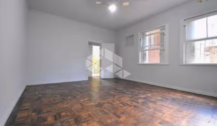 Apartamento de 2 dormitórios térreo no Menino Deus