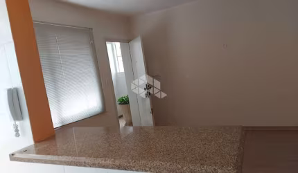 Apartamento de 01 dormitório bem iluminado e desocupado na Cidade Baixa
